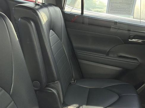 Used 2022 Toyota Highlander XLE AWD/4WD image 12