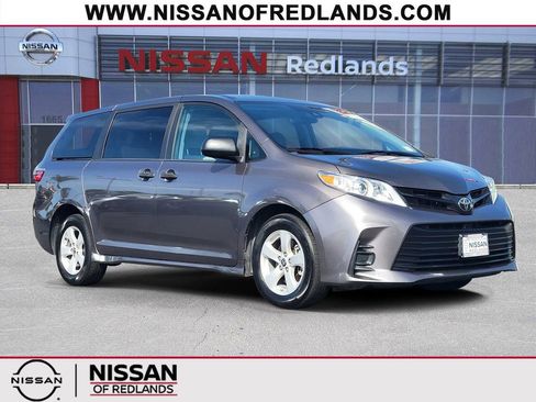 Used 2020 Toyota Sienna L w/ Carpet Mat Package image 1
