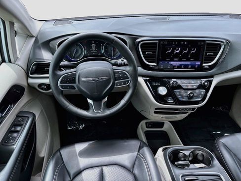 Used 2023 Chrysler Pacifica Touring-L FWD image 21