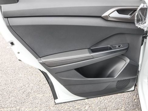 Used 2025 Volkswagen Taos SE image 25