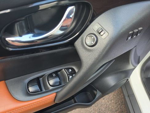 Used 2018 Nissan Rogue SL w/ Premium Package AWD/4WD image 12
