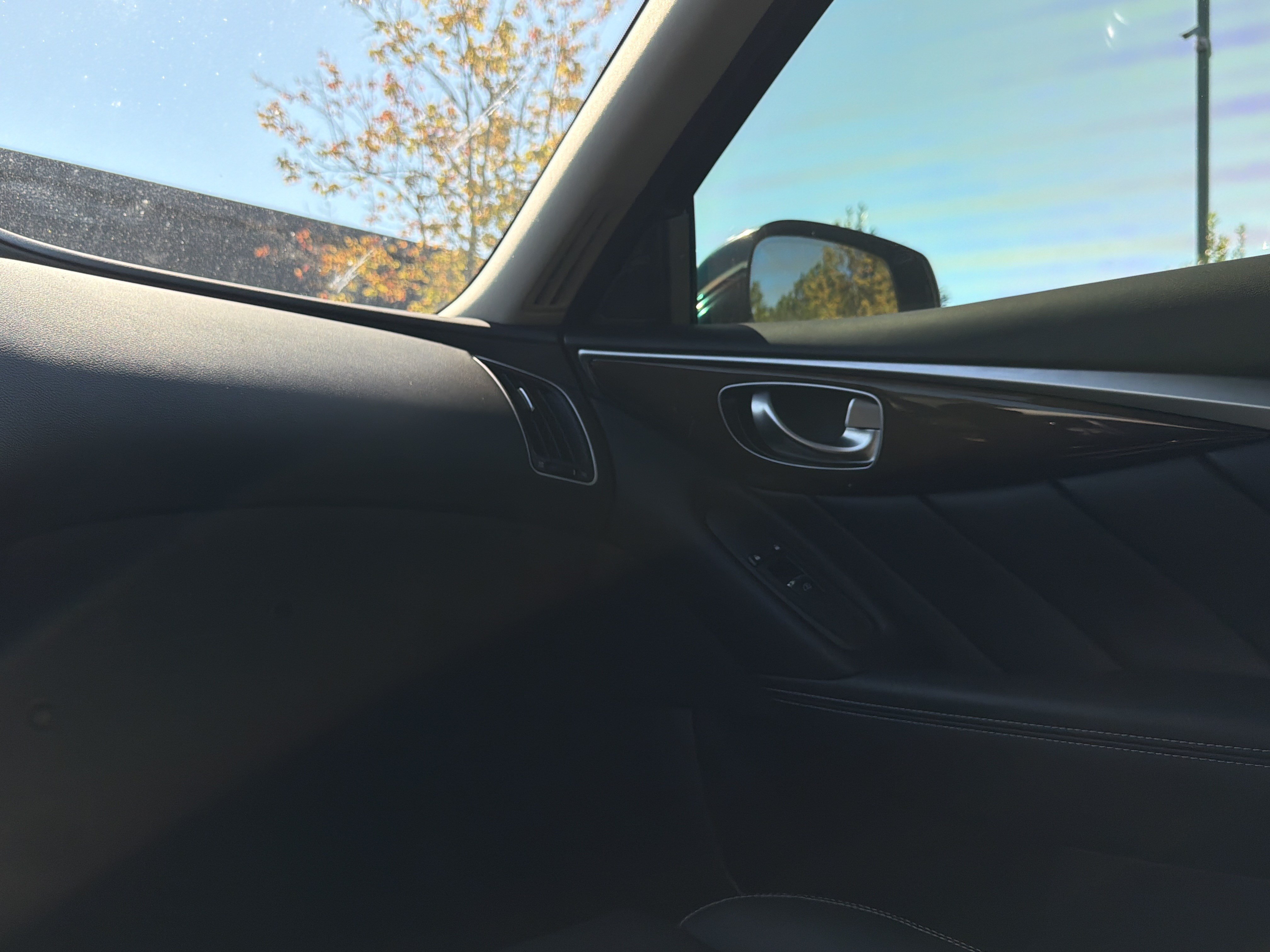 Used 2015 INFINITI Q50 Hybrid AWD w/ Deluxe Technology Package image 22
