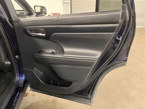 Used 2023 Toyota Highlander L image 16