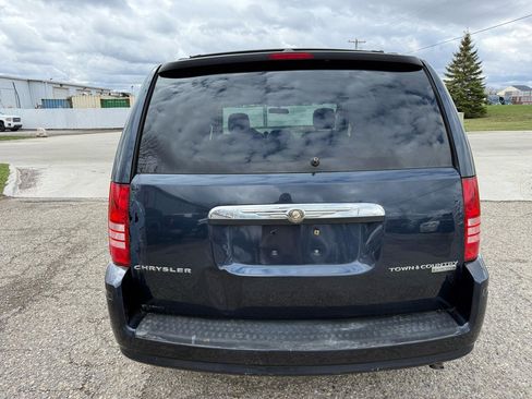 Used 2009 Chrysler Town & Country Touring FWD image 6