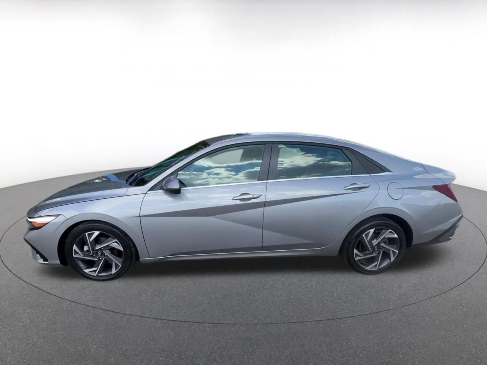 Used 2025 Hyundai Elantra SEL FWD image 8