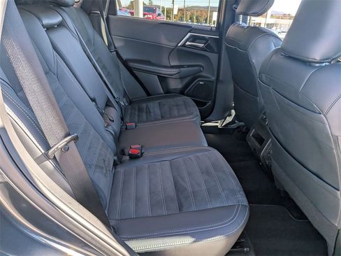 Used 2025 Mitsubishi Outlander SE image 31