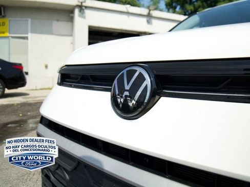 Used 2025 Volkswagen Taos SE w/ Panoramic Sunroof Package FWD image 7