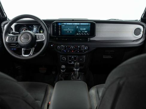Used 2025 Jeep Wrangler Unlimited Sahara AWD/4WD image 10