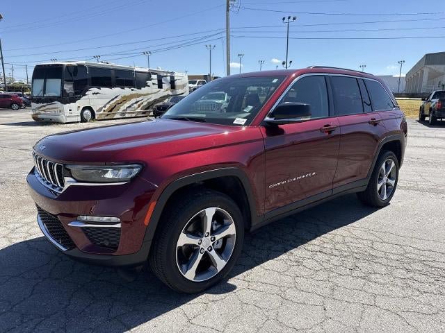Used 2024 Jeep Grand Cherokee Limited w/ Luxury Tech Group II AWD/4WD image 3