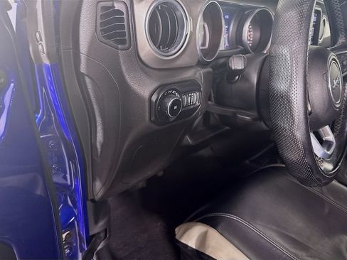 Used 2020 Jeep Wrangler Unlimited Sahara w/ Uconnect 4C Nav & Sound Group AWD/4WD image 10