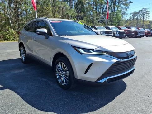 Used 2024 Toyota Venza XLE image 1