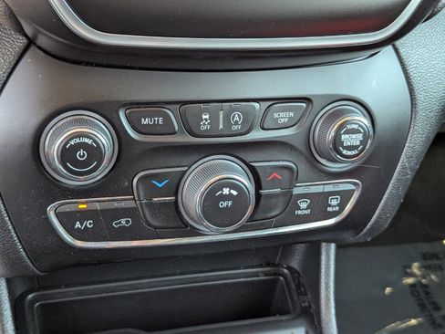 Used 2021 Jeep Cherokee Latitude Plus image 28