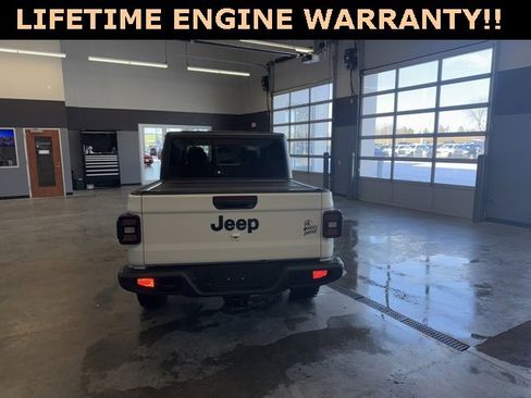 Used 2024 Jeep Gladiator Willys image 7