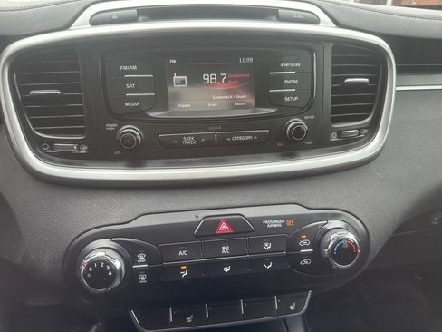 Used 2016 Kia Sorento LX w/ LX Convenience Package image 18