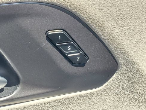 Used 2024 Chrysler Pacifica Touring-L FWD image 10