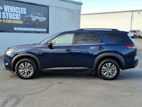 Used 2025 Nissan Pathfinder SV image 2
