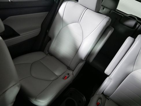 Used 2021 Toyota Highlander XLE image 12