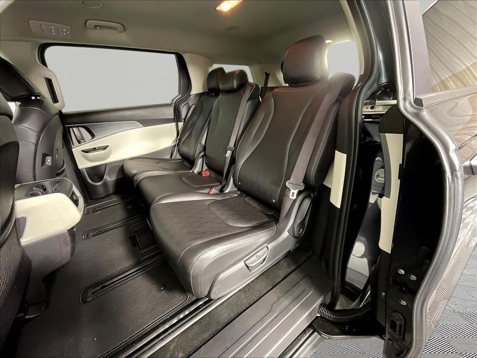 Used 2023 Kia Carnival LX FWD image 21