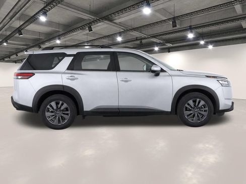 Used 2024 Nissan Pathfinder SV FWD image 8