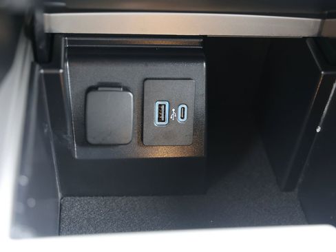 Used 2023 Ford Explorer XLT w/ Equipment Group 202A AWD/4WD image 33