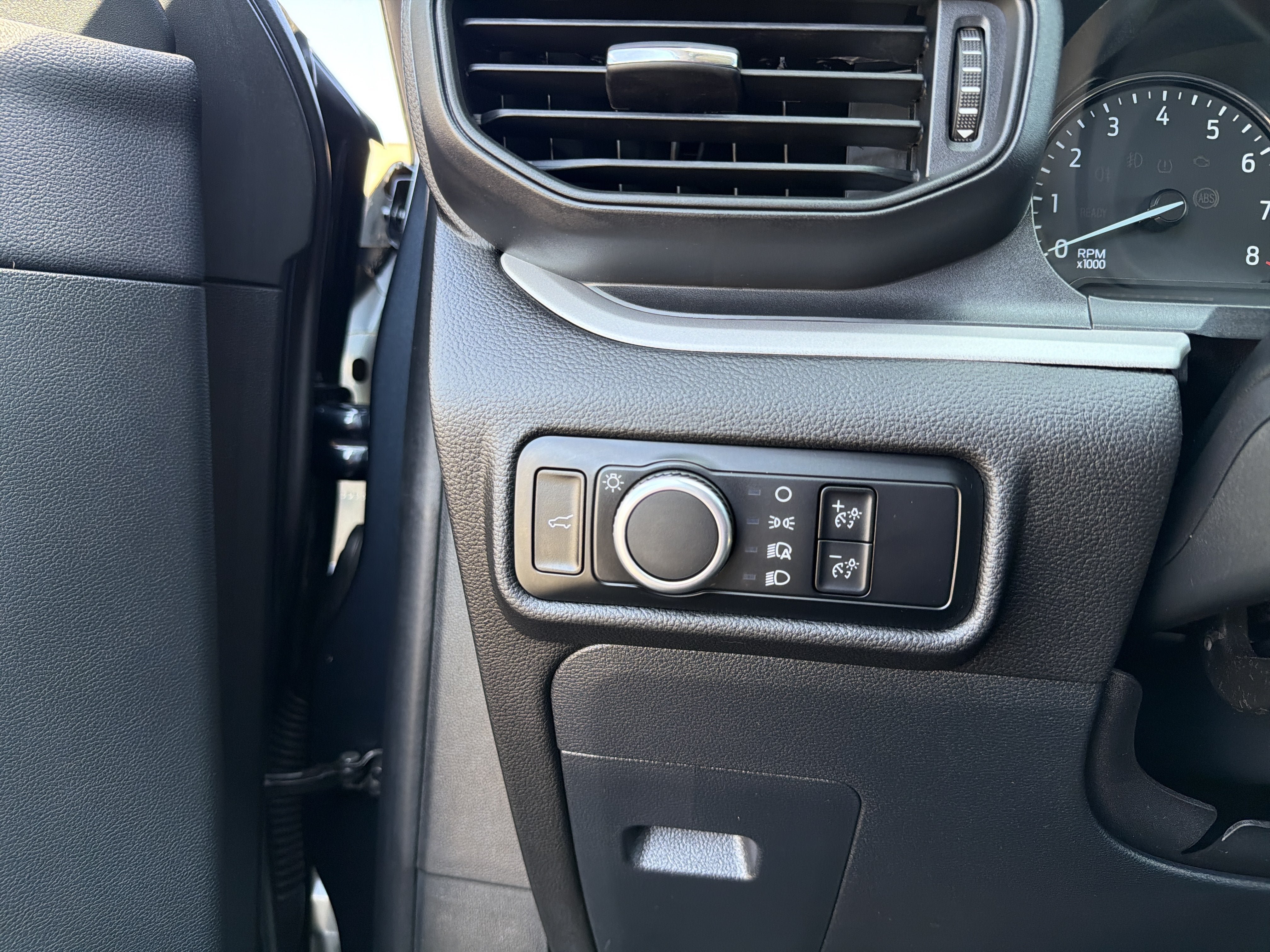 Used 2023 Ford Explorer XLT AWD/4WD image 16