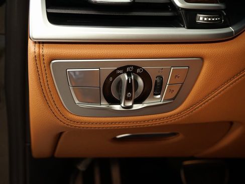 Used 2022 BMW 750i xDrive w/ Executive Package image 31