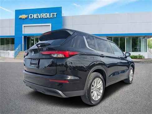 Used 2023 Mitsubishi Outlander ES image 3