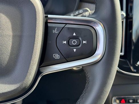 Certified 2025 Volvo XC40 B5 Core image 19