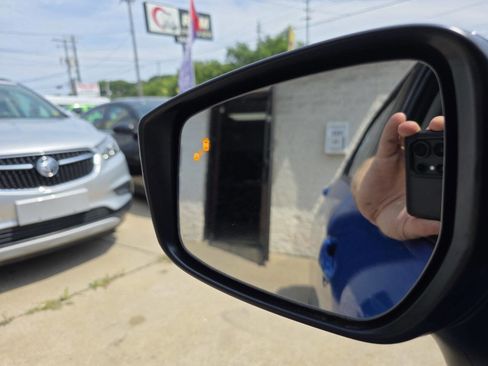 Used 2021 Nissan Versa SR image 19