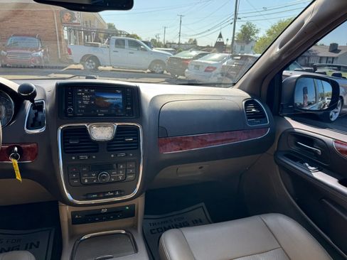 Used 2015 Chrysler Town & Country Touring-L w/ Driver Convenience Group image 53