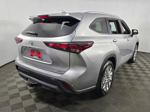 Used 2025 Toyota Highlander Limited FWD image 8