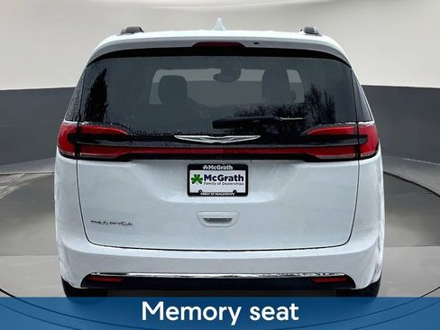 Used 2022 Chrysler Pacifica Touring-L image 6