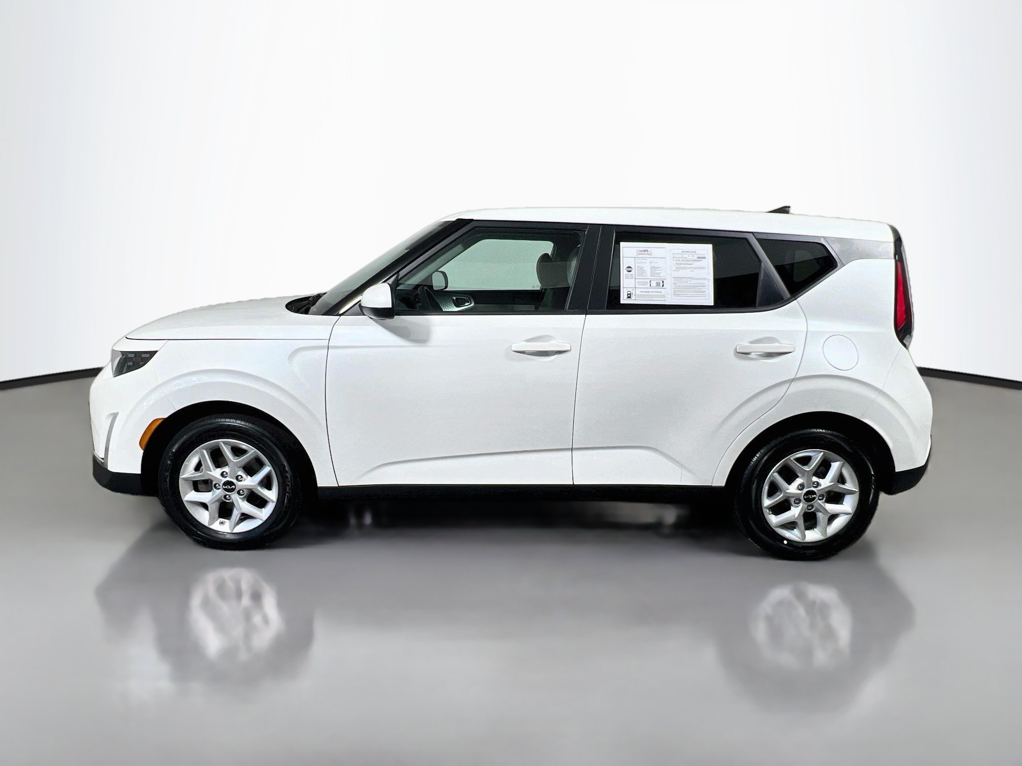 Used 2025 Kia Soul LX w/ LX Technology Package FWD image 9