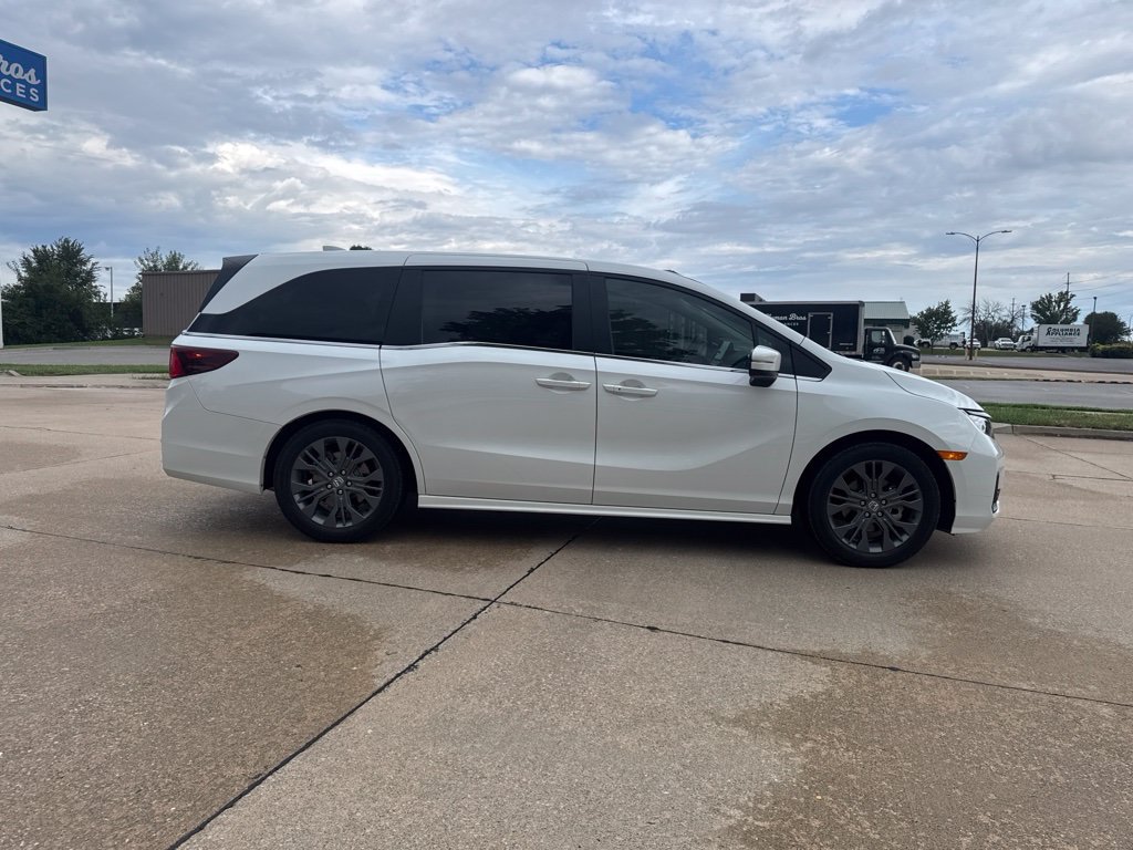Used 2025 Honda Odyssey Touring image 3