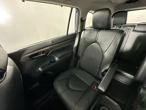 Used 2022 Toyota Highlander Platinum FWD image 12
