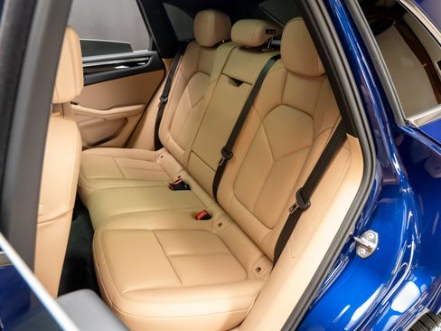 Certified 2026 Porsche Macan AWD/4WD image 36
