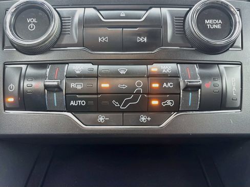 Used 2018 Ford Explorer XLT w/ Equipment Group 202A FWD image 16