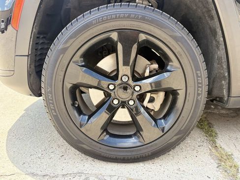 Used 2023 Jeep Grand Cherokee L Laredo RWD image 9