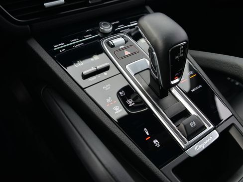 Certified 2022 Porsche Cayenne E-Hybrid image 19