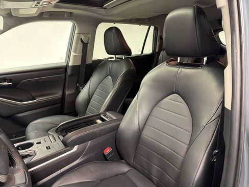 Used 2022 Toyota Highlander XLE FWD image 20