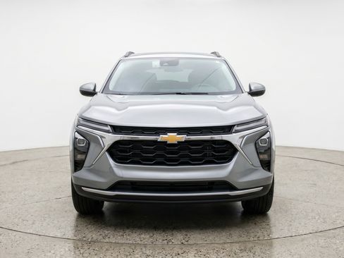 Used 2025 Chevrolet Trax LT w/ LT Convenience Package FWD image 2
