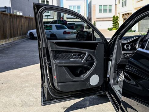 Used 2018 Bentley Bentayga image 33
