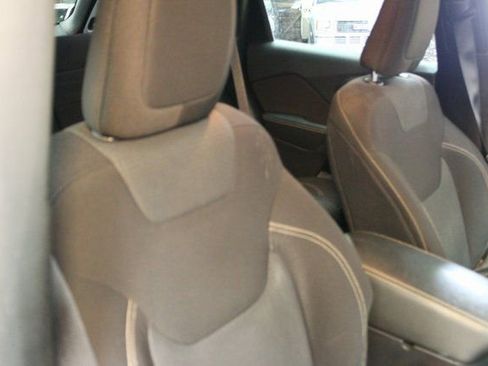 Used 2016 Jeep Cherokee Latitude w/ Cold Weather Group image 10