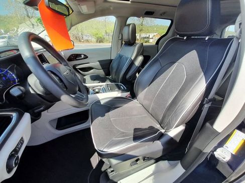 Used 2023 Chrysler Pacifica Limited FWD image 39