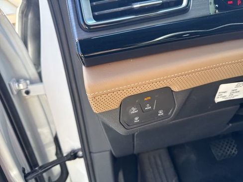 Used 2024 Volkswagen Atlas Cross Sport SE image 5