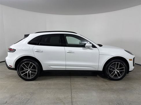 Certified 2025 Porsche Macan image 8
