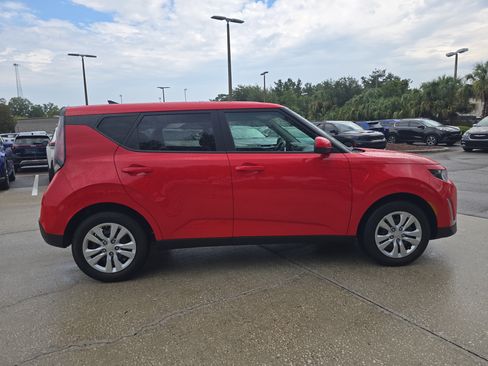 Used 2025 Kia Soul LX FWD image 9