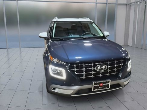Used 2023 Hyundai Venue Limited FWD image 3