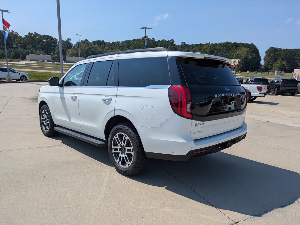 Used 2025 Ford Expedition Active AWD/4WD image 3