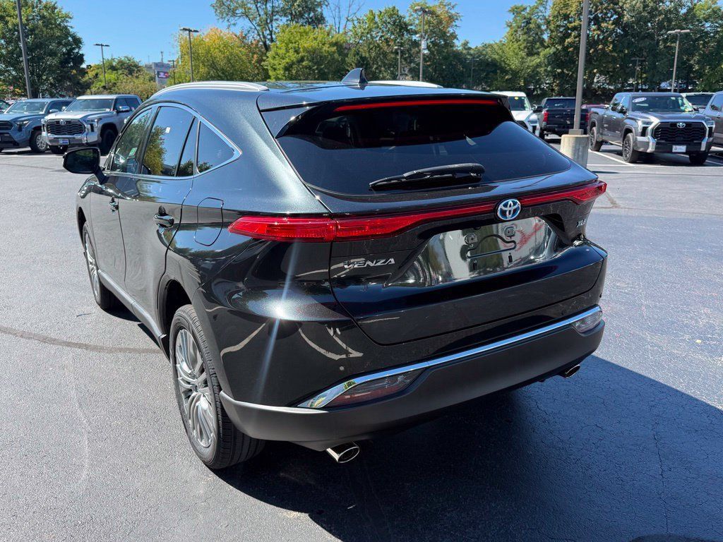 Certified 2023 Toyota Venza XLE AWD/4WD image 4